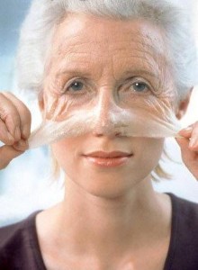Тепер, коли шкіра обличчя досить розпарені і очищена, можна приступати до нанесення омолоджуючої маски, рецепти яких ми наводимо нижче