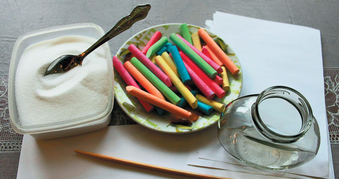 скляна баночка   сіль   чайна ложка   кольорову крейду для асфальту   паперова серветка з красивою картинкою   вузька стрічка   аркуш паперу А4   дерев'яна паличка   ножиці   олівець