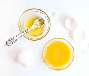 Для приготування живильної і відновлювальної маски візьміть один яєчний жовток, чайну ложку меду і столову ложку оливкової олії