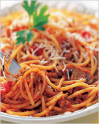 А ось популярний у нас, та й у всьому світі соус Болоньєзе в Італії до спагетті не подадуть