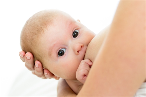 Садна і тріщини на сосках при годуванні грудьми виникають часто і можуть стати серйозною проблемою вигодовування немовляти