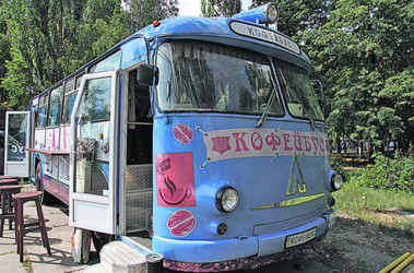 10 июля 2012, 8:10 Переглядів:   На вулицях столиці стали з'являтися кав'ярні в великих автобусах, машини з морозивом, пивом, квасом і популярним коктейлем Мохіто