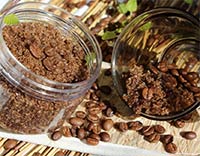 Одним з простих ефективних засобів проти целюліту є кавовий скраб