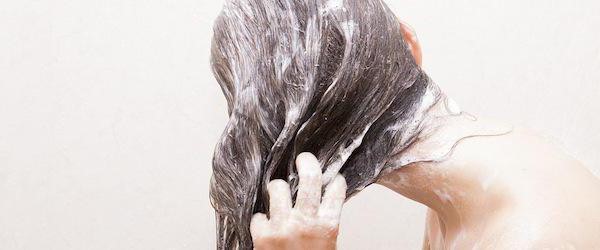 Певна група експертів вважає, що часте миття волосся змиває жир зі шкіри голови