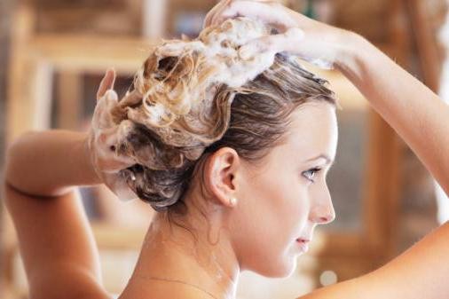Для сухих і пошкоджених волосся показаний пом'якшувальний відновлює шампунь, багатий на поживні елементи