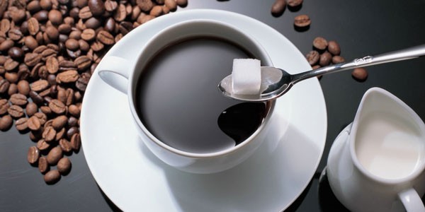 Коли в кави переллєте збите молоко і додасте молочну пінку, зверху треба присипати невеликою кількістю порошку кокосового горіха або какао