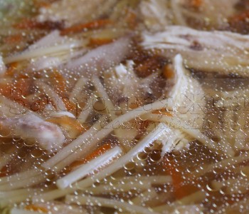 Курячий суп з локшиною (вермішеллю) люблять дуже багато