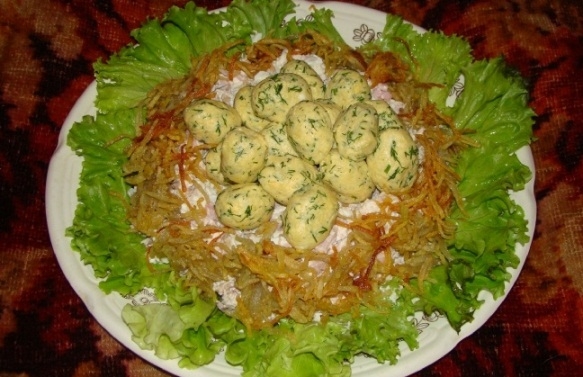 Оригінальний салат глухарине гніздо
