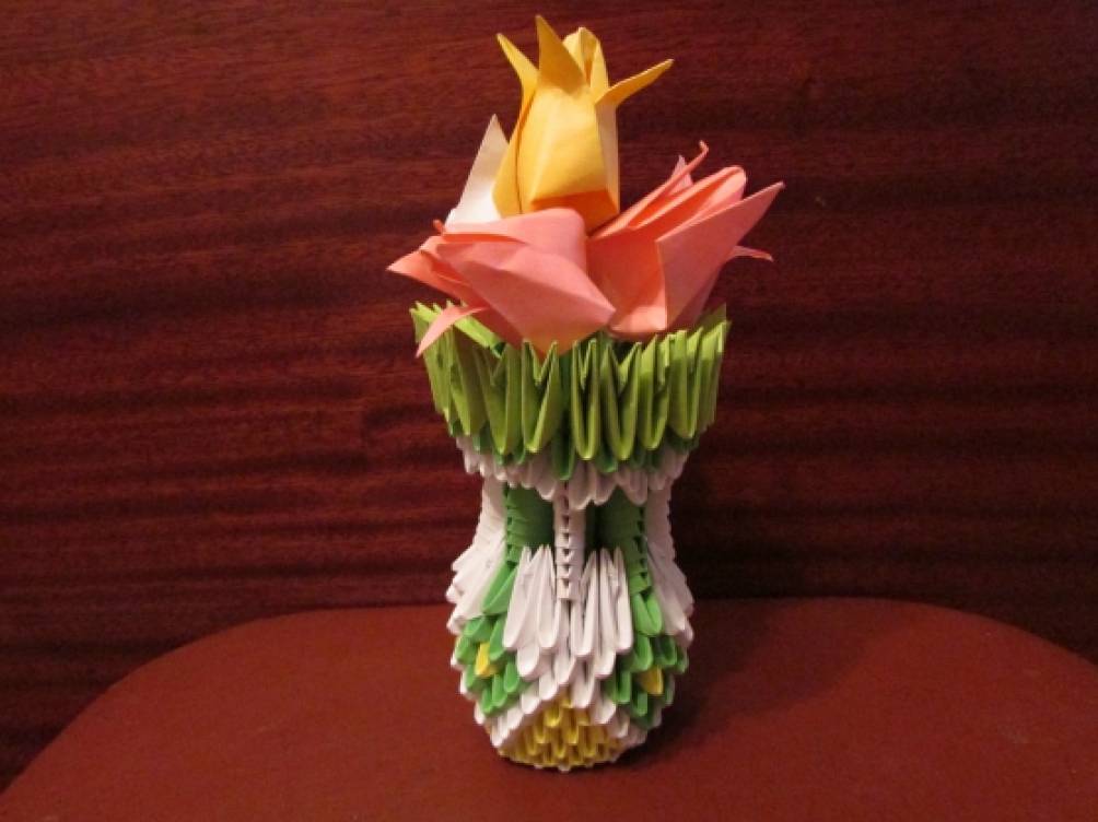 Майстер-клас «Модульне орігамі« Ваза з тюльпанами »   Для того, щоб зробити таку вазу треба сто п'ятдесят дві білі, дев'ятдесят і два зелених і шістдесят чотири жовтих трикутних модуля