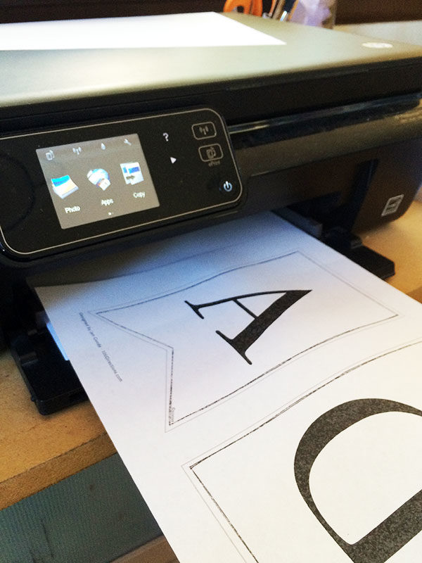 З метою економії фарби букви розроблені в текстурованому стилі, також можете використовувати налаштування принтера для контролю витрат чорнила