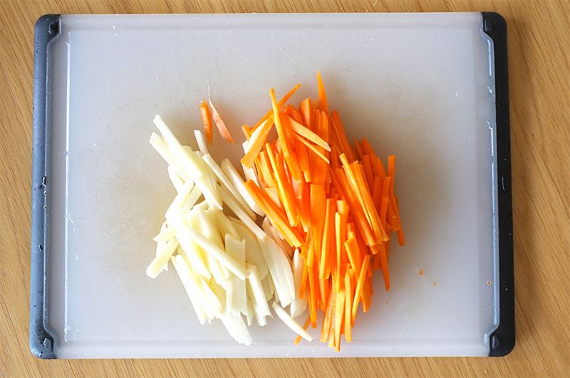 Нарізана морква і картопля