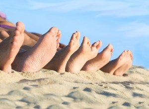 Крім перерахованих причин, сухість шкіри ніг може бути викликана деякими подразниками