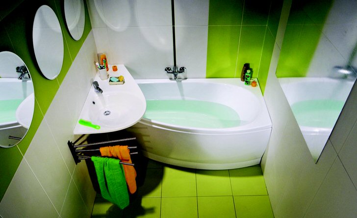 Для ванною в світло-зелених тонах актуально використання аксесуарів лілового відтінку